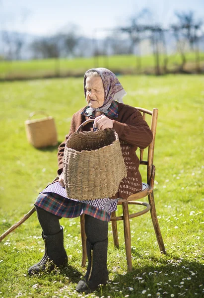 Mulher velha relaxante — Fotografia de Stock