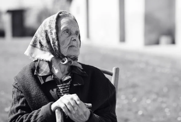 Alte Frau entspannt sich — Stockfoto