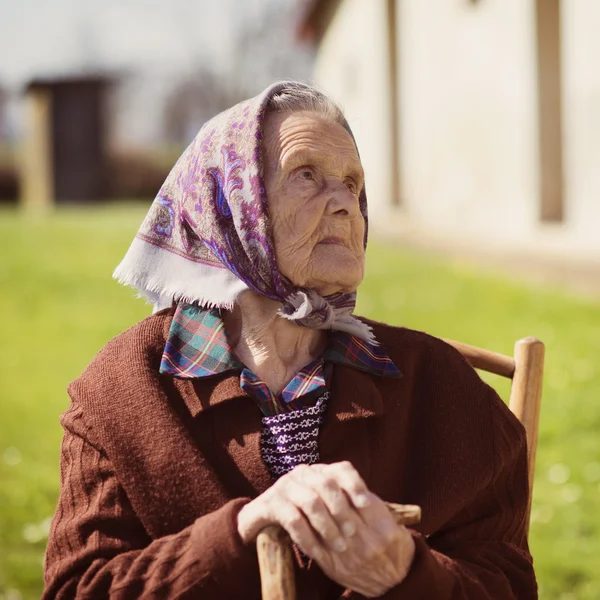 Alte Frau entspannt sich — Stockfoto