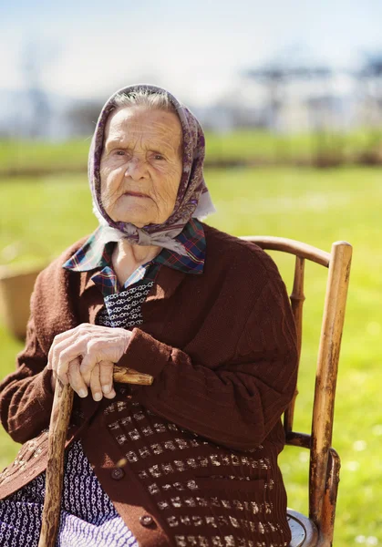 Stara kobieta relaksujący — Zdjęcie stockowe