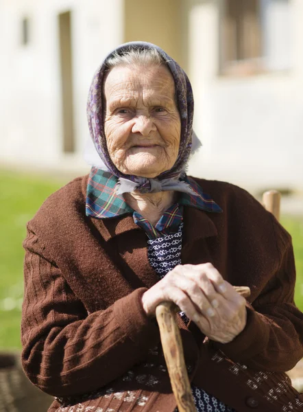 Alte Frau entspannt sich — Stockfoto