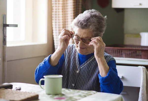 Old woman in the kitchen — Stock Photo, Image