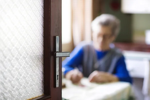 Old woman in the kitchen — Stock Photo, Image