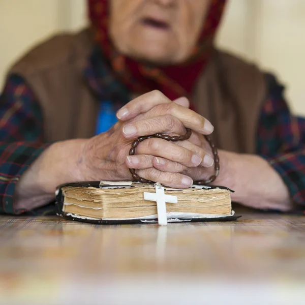 Old woman praying — Stock Photo, Image