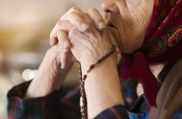 Old woman praying — Stock Photo, Image