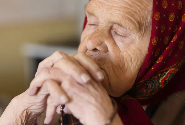 Old woman praying — Stock Photo, Image