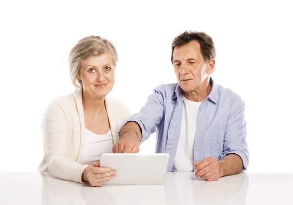 Coppia anziana con tablet — Foto Stock