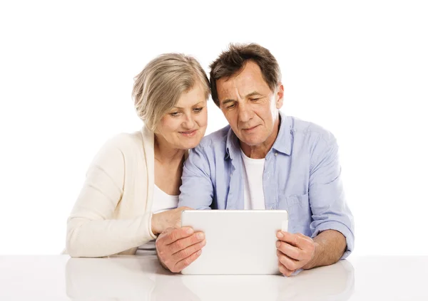 Senior couple with tablet — Stock Photo, Image