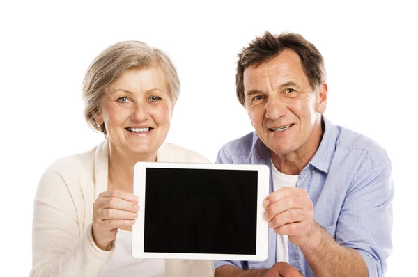 Coppia anziana con tablet — Foto Stock