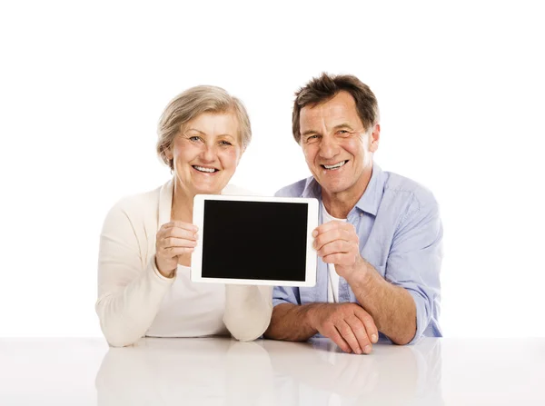 Старшая пара с планшетом — стоковое фото