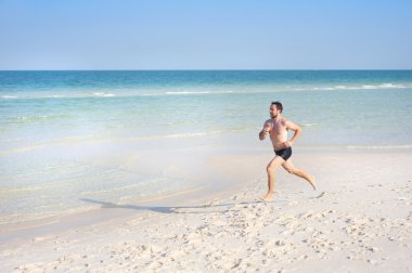 Kumsalda koşan adam