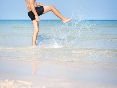 adam sahilde egzersiz