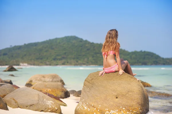 Woman relaxing at the beach. — Stock Photo, Image