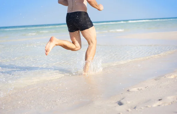 Mannen som springer på stranden — Stockfoto