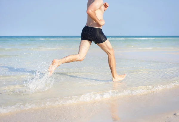 Mannen som springer på stranden — Stockfoto