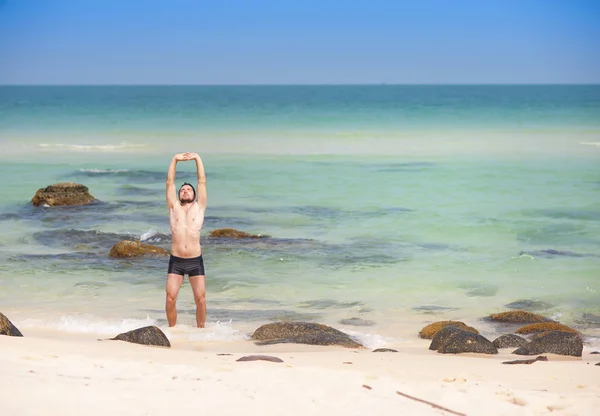 Uomo che si allena sulla spiaggia — Foto Stock