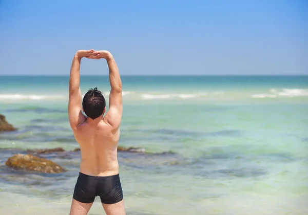 Man tränar på stranden — Stockfoto