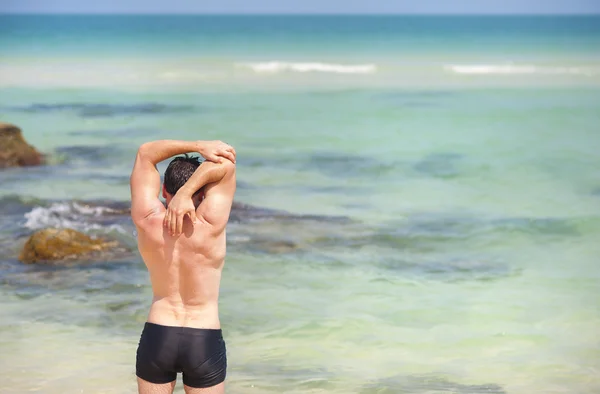 Mann übt am Strand — Stockfoto