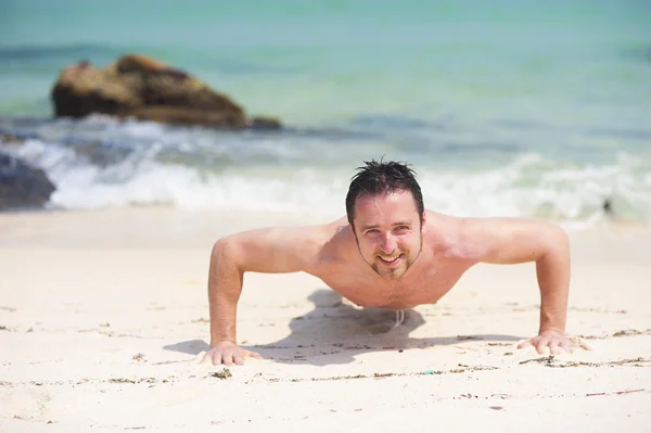 Man tränar på stranden — Stockfoto