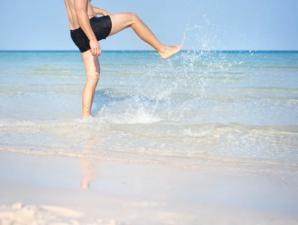 Man tränar på stranden — Stockfoto