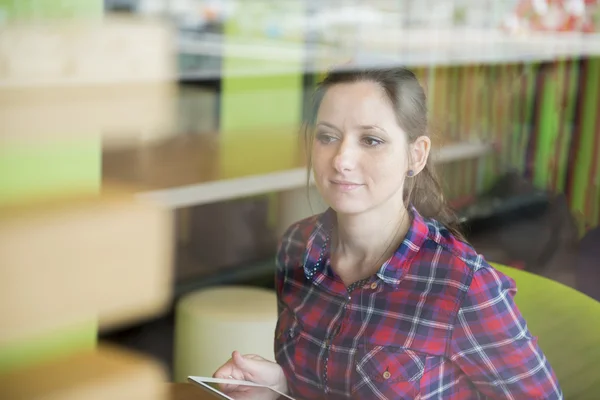 Frau im Café — Stockfoto