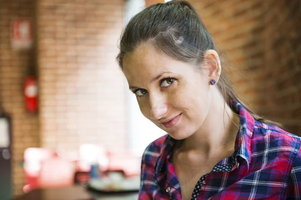 Frau im Café — Stockfoto