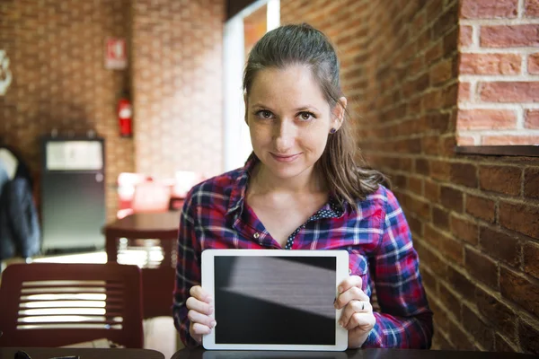 Frau im Café — Stockfoto