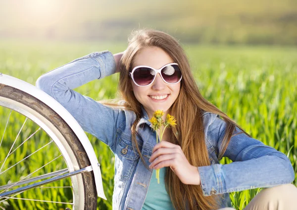 Młoda kobieta z roweru — Zdjęcie stockowe