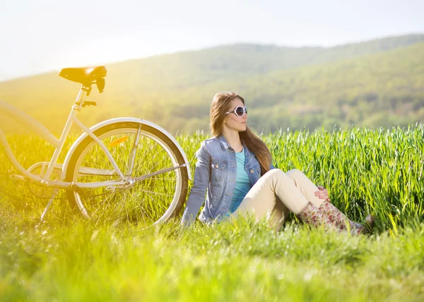 Giovane donna con bici — Foto Stock