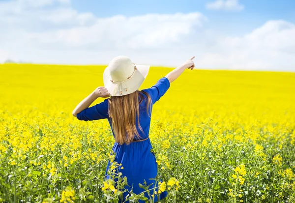 Ragazza nel campo di colza — Foto Stock