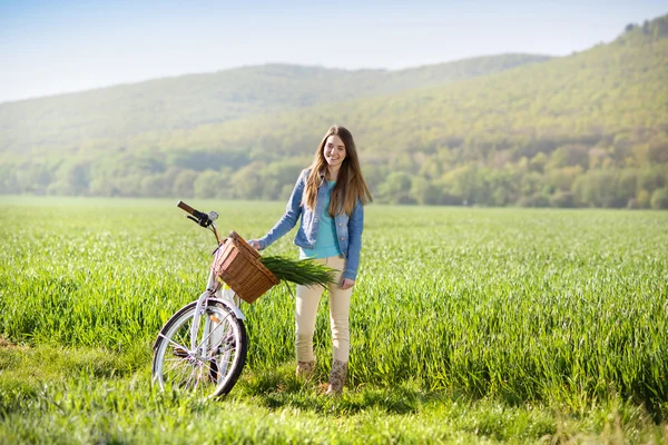 Ung kvinna med cykel — Stockfoto