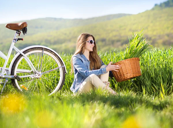 Giovane donna con bici — Foto Stock