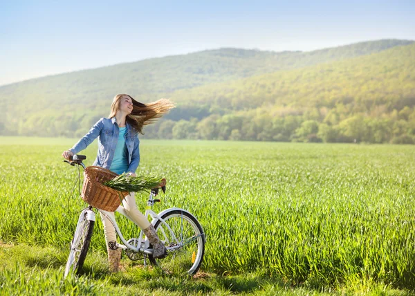 Ung kvinna med cykel — Stockfoto