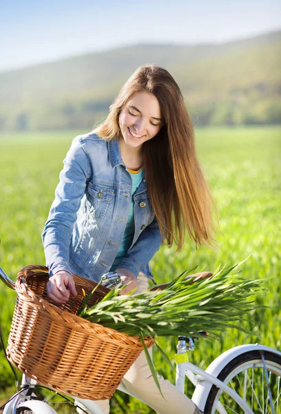 Jonge vrouw met fiets — Stockfoto