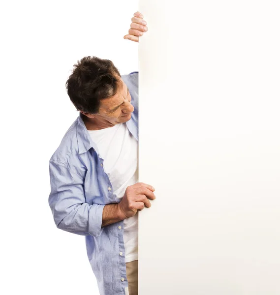 Homem sênior com placa de publicidade — Fotografia de Stock