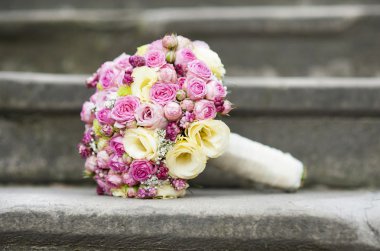 merdiven üzerinde düğün buketi