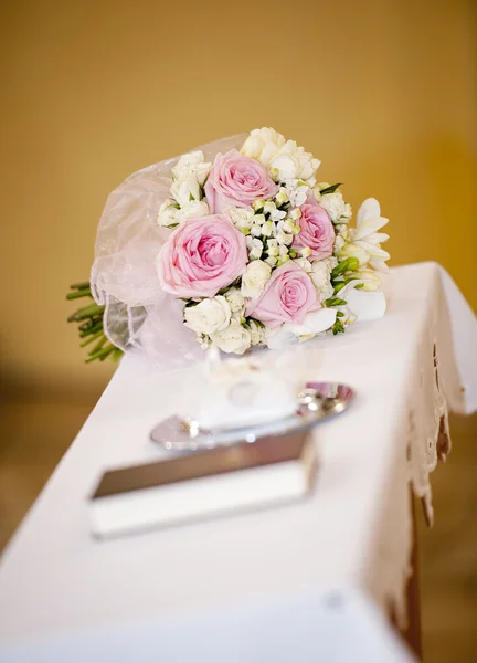 Bruiloft boeket op tafel — Stockfoto