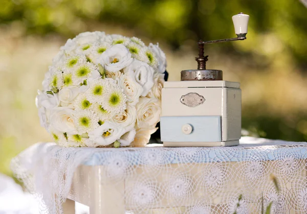 磨咖啡机的婚礼花束 — 图库照片