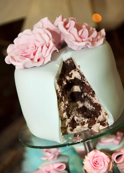 Gâteau de mariage coupé — Photo