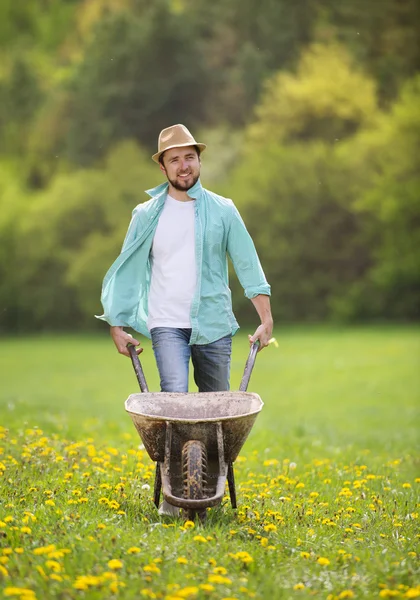 Agriculteur avec brouette dans le champ — Photo