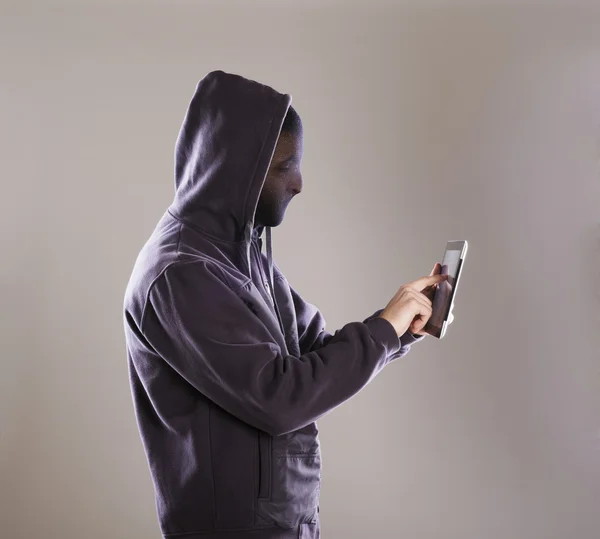 Muž v masce s tabletem — Stock fotografie