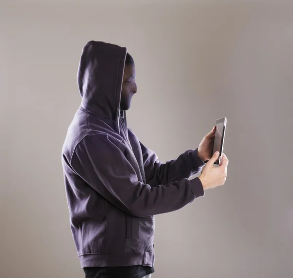 Mannen i masken med tablett — Stockfoto