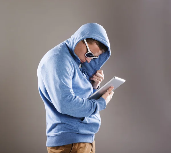 Hombre peligroso con la tableta — Foto de Stock