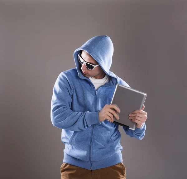 Dangerous man with tablet — Stock Photo, Image