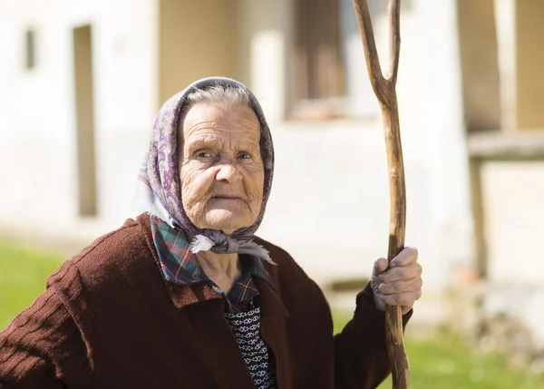 Frau mit Kopftuch — Stockfoto