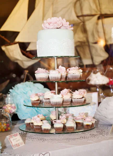 Sabroso pastel de boda —  Fotos de Stock