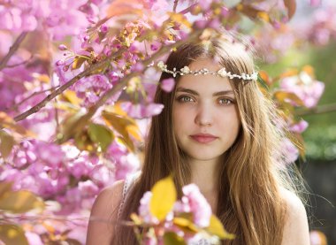 kafasına çelenk ile kız