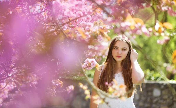 Meisje in lentetuin — Stockfoto