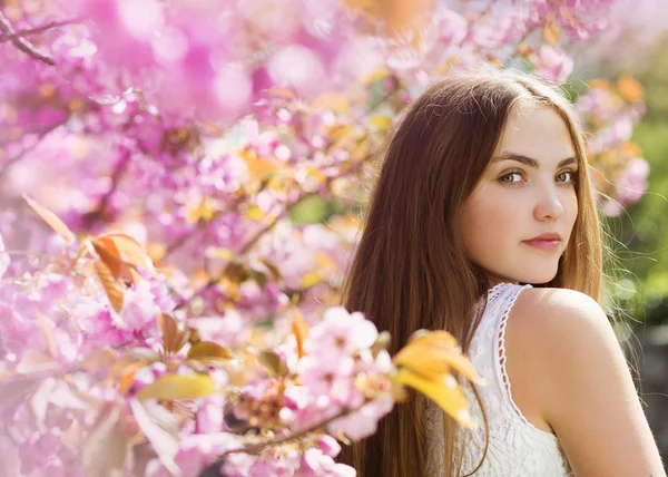 春の庭の女の子 — ストック写真