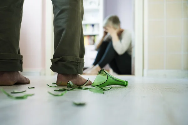 Donna spaventata dall'uomo con bottiglia rotta — Foto Stock